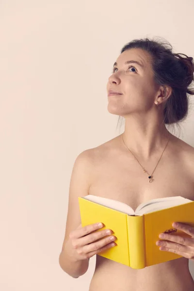 Güzel, seksi bir kadın elinde bir kitap tutuyor.. — Stok fotoğraf