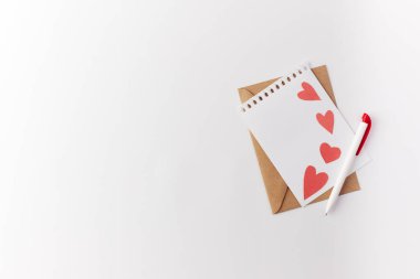 Sevgililer Günü, kağıt bir kalp zarfında bir not. Uzayı kopyala Metin için yer.