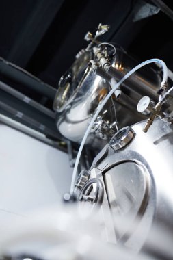 El işi birası üretimi için ekipman. Bitmiş biraları depolamak için konteynırlar.