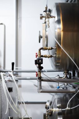 El işi birası üretimi için ekipman. Bitmiş biraları depolamak için konteynırlar.