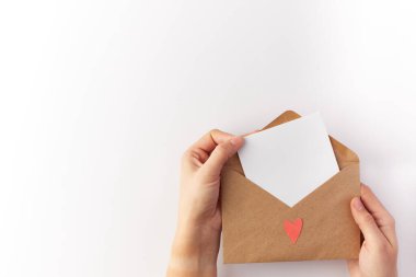 Sevgililer Günü, kağıt bir kalp zarfında bir not. Uzayı kopyala Metin için yer.