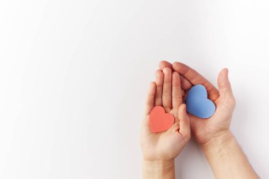 Sevgililer Günü, kağıttan yapılmış kalpler birbirine aşık bir çiftin elinde tutulur. Uzayı kopyala Metin için yer.