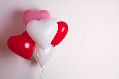 Sevgililer Günü için kalp şeklinde şişirilebilir helyum balonları..