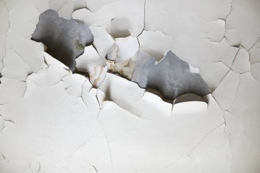 Duvarın dokusu şişmiş ve kabuğu soyulmuş..