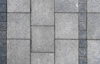 Birçok tuğla ve blokla kaplı bir parkta yürüyüş yolu manzarası. ya da tamamlanmamış bir duvarın yüzeyi olarak mimari ya da inşaat işinde arka plan olarak kullanılabilir.