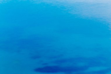 Açık turkuaz deniz arka planı veya havuz suyu arka planı, deniz veya deniz yaşamı, çizgi film veya doğa için uygun bir arka plan görüntüsü olarak kullanılabilir..