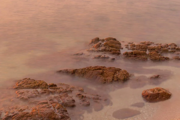 Skály Pláži Moři Zlatavě Žlutou Vodou Večerních Hodinách Mohou Být — Stock fotografie