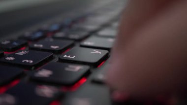 Dizüstü bilgisayarın klavyesini yazıyorum. Kapat ya da makro çekim yap. Yüksek kalite 4k görüntü
