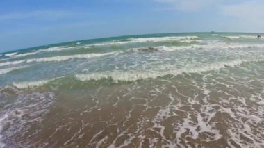 Deniz dalgaları sahile çarpıyor. Geniş açı mercek görüntüsü. Yüksek kalite 4k görüntü