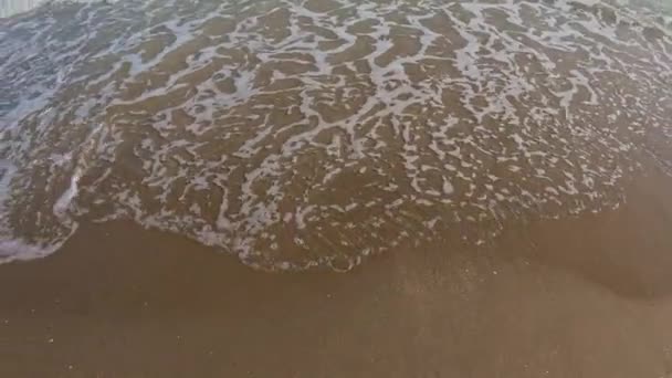Морские Волны Разбиваются Берегу Моря Широкоугольный Объектив Высококачественные Кадры — стоковое видео