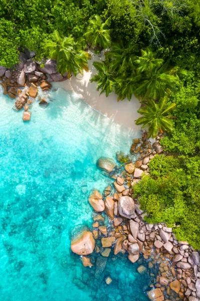Pequeña playa secreta en la bahía de Anse Lazio, Praslin, Seychelles —  Fotos de Stock