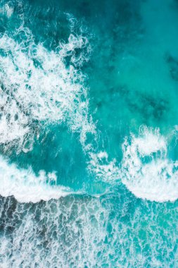 Dalgalı ve köpüklü mavi okyanus dokusu. La Digue Adası, Seyşeller