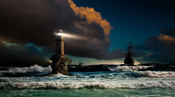 Deniz fenerine ve gemilere tepeden bakan fırtınalar. Chora, Andros, Yunanistan Deniz Feneri Tourlitis