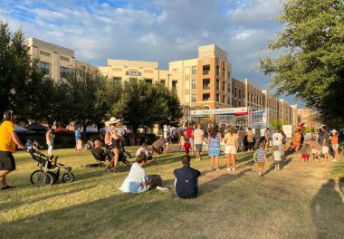 Frisco, TX USA - 2 Ekim 2021: Frisco Meydanı 'nda Frisco Oktoberfest' in keyfini çıkaran ailelerin yol kenarı manzarası