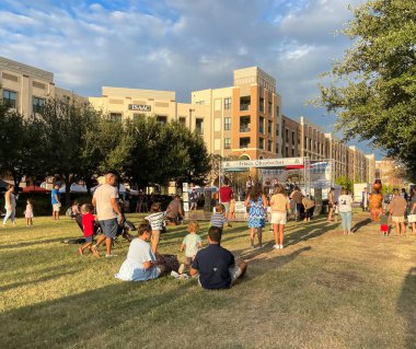 Frisco, TX USA - 2 Ekim 2021: Frisco Meydanı 'nda Frisco Oktoberfest' in keyfini çıkaran ailelerin yol kenarı manzarası