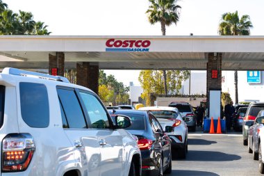 Irvine, CA USA - 27 Şubat 2022: Araçlarla dolu Costco Gasoline 'in yakın görüntüsü