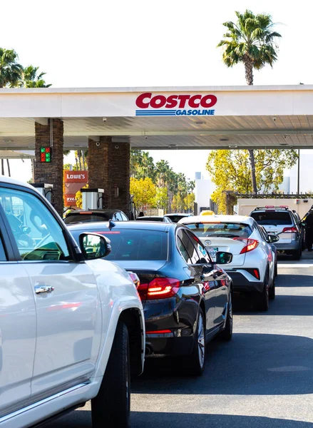 Irvine, CA USA - 27 Şubat 2022: Araçlarla dolu Costco Gasoline 'in yakın görüntüsü