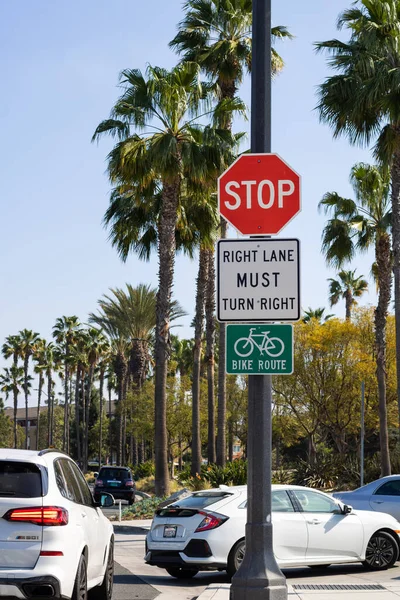 カリフォルニア州アーバイン 2022年2月27日 右車線の標識や道路標識の道路側のビューは アーバインの右と自転車道をオンにする必要があります — ストック写真