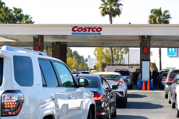 Irvine, CA USA - 27 Şubat 2022: Araçlarla dolu Costco Gasoline 'in yakın görüntüsü