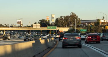 Los Angeles, CA USA - 27 Şubat 2022: Yoğun trafiği olan Interstate 405 otoyolunun yol kenarı görünümü