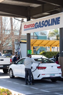 Marina Del Rey, CA USA - 25 Şubat 2022: Benzini dolduran müşterilerle Costco Benzin İstasyonu 'nu kapatın