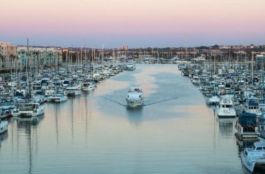 Marina Del Rey, CA USA - 25 Şubat 2022: Marina Del Rey limanında limana yanaşan bir yat