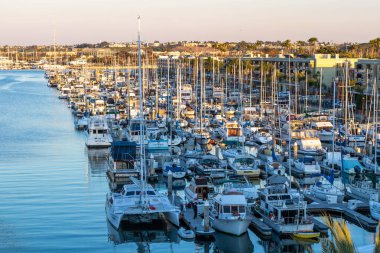 Marina Del Rey, CA USA - 25 Şubat 2022: Akşamları Marina Del Rey limanına yanaşan tekneler
