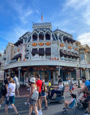 Körfez Gölü, FL USA - 14 Eylül 2022: ABD ana caddedeki Sihirli Krallık Parkı 'nda sonbahar tasarımı ile yürüyen turistlerin yol kenarı görüntüsü