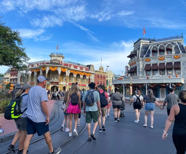 Körfez Gölü, FL USA - 14 Eylül 2022: ABD ana caddedeki Sihirli Krallık Parkı 'nda sonbahar tasarımı ile yürüyen turistlerin yol kenarı görüntüsü