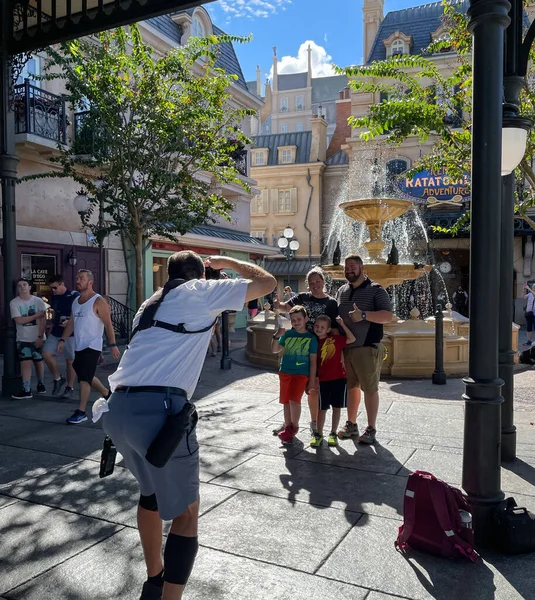 Bay Lake, FL USA - 15 Eylül 2022: Epcot Park 'taki bir ailenin fotoğraflarını çeken Disney fotoğrafçısının yol manzarası