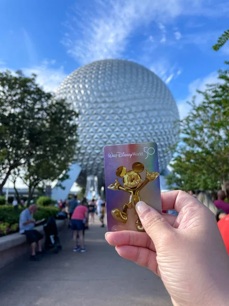 Körfez Gölü, FL USA - 15 Eylül 2022: Epcot Park girişi önünde Disney dünya bileti arka planında uzay gemisi Dünya ve turistler