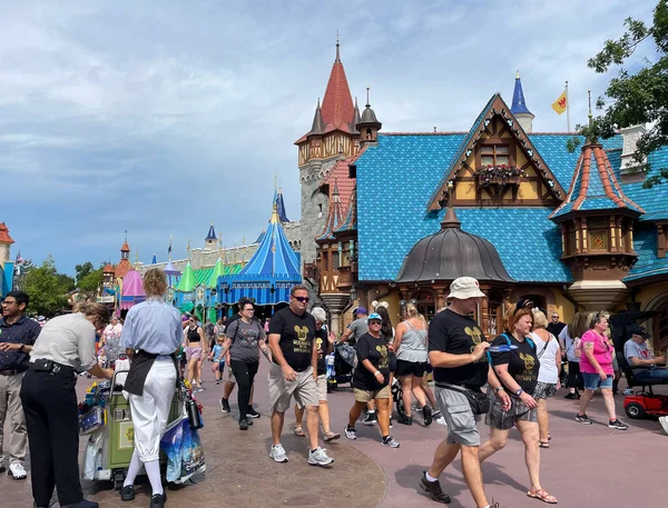 Körfez Gölü, FL USA - 14 Eylül 2022: Sihirli Krallık Parkı 'ndaki Fantasyland' da yürüyen turistlerin yol kenarı görüntüsü