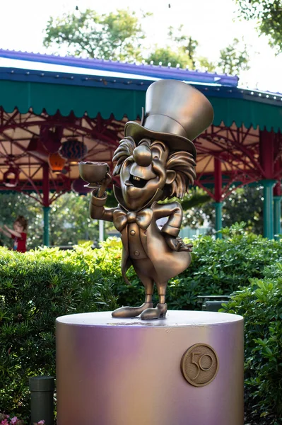 Körfez Gölü, FL USA - 14 Eylül 2022: 50 yıllık Fantasyland tabelasıyla Mad Hatter altın heykelinin yakın çekimi