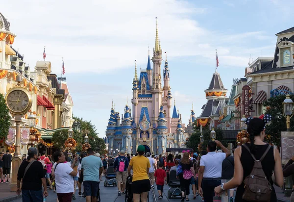 Körfez Gölü, FL USA - 14 Eylül 2022: Külkedisi şatosuyla birlikte ABD 'nin ana caddesinde yürüyen turistlerin yol kenarı manzarası