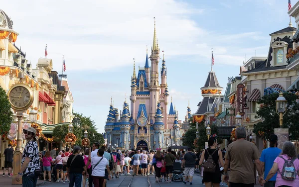 Körfez Gölü, FL USA - 14 Eylül 2022: Külkedisi şatosuyla birlikte ABD 'nin ana caddesinde yürüyen turistlerin yol kenarı manzarası