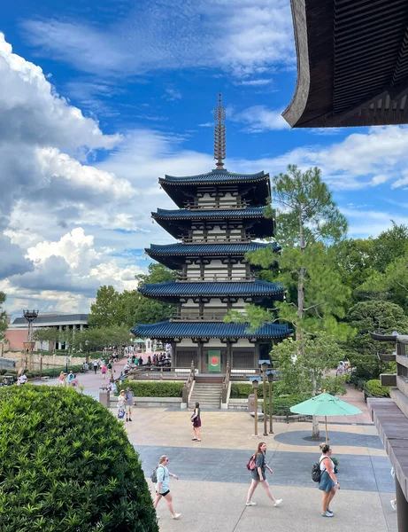 Körfez Gölü, FL USA - 15 Eylül 2022: Epcot tema parkındaki Japonya Pavyonu 'nda yürüyen turistleri gözden kaçırma