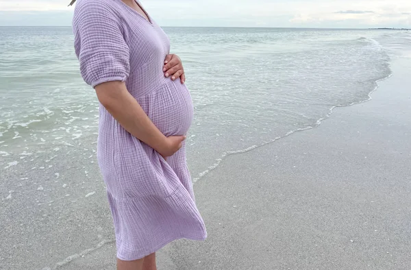 Shot Pregnant Woman Standing Beach Her Hand Holding Her Belly — Stock Photo, Image