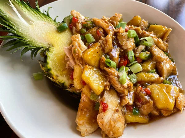 Colpo Ravvicinato Ciotola Ananas Pollo Con Una Ciotola Ananas Tagliato — Foto Stock