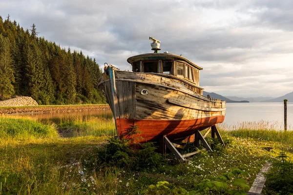 アラスカのアイス海峡ポイントにあるドライドックの古い漁船 — ストック写真