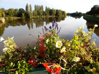 Blick auf die Loire von einer Bruecke bei Desize