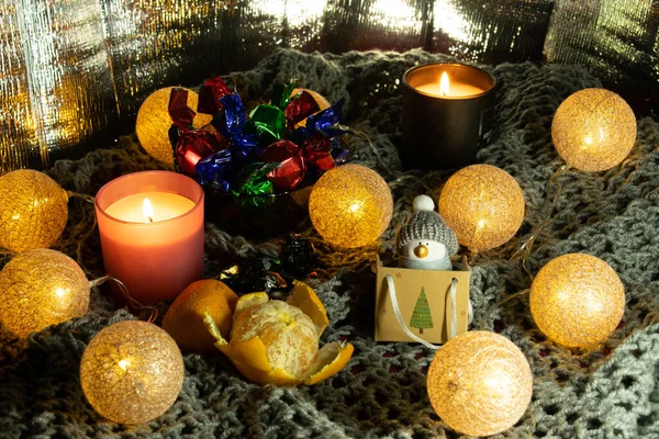 Vánoční Zátiší Sladkostmi Mandarinkami Svíčkami Věncem Formě Kuliček Utkaných Nití — Stock fotografie