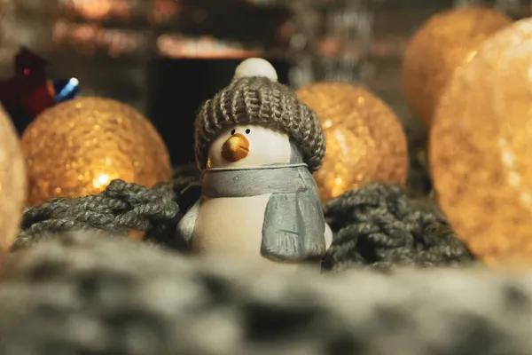 Χριστούγεννα Νεκρή Φύση Ένα Κεραμικό Ειδώλιο Ενός Πιγκουίνου Ένα Πλεκτό — Φωτογραφία Αρχείου