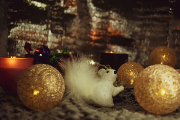 Χριστούγεννα Νεκρή Φύση Ένα Παιχνίδι Λευκό Σκίουρο Μια Γιρλάντα Μορφή — Φωτογραφία Αρχείου