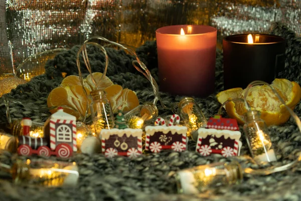 Boże Narodzenie Martwa Natura Piernikowym Pociągiem Mandarynkami Świecami Girlandą Postaci — Zdjęcie stockowe