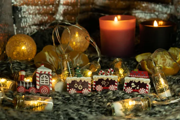 Natura Morta Natale Con Treno Pan Zenzero Tangerini Candele Una — Foto Stock