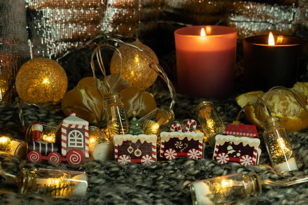 Boże Narodzenie Martwa Natura Piernikowym Pociągiem Mandarynkami Świecami Girlandą Postaci — Zdjęcie stockowe