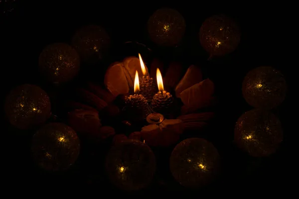 Рождественская Тарелка Сладостями Центре Три Горящие Свечи Виде Конусов Вокруг — стоковое фото