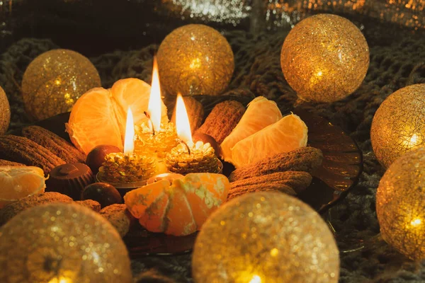 Bożonarodzeniowy Talerz Słodyczami Centrum Znajdują Się Trzy Płonące Świece Postaci — Zdjęcie stockowe