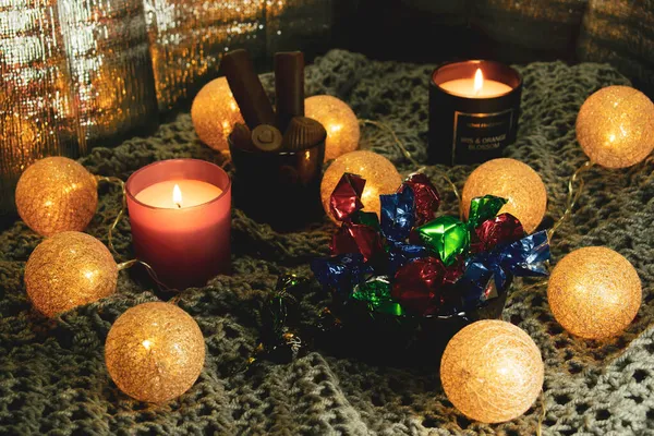 Boże Narodzenie Martwa Natura Słodyczami Dwie Świece Girlanda Postaci Kulek — Zdjęcie stockowe