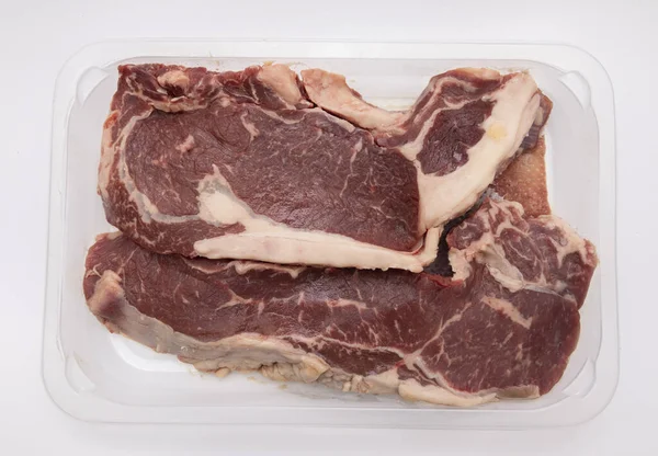 Dois Ribeyes Espessura Dedo Enfiados Numa Bandeja Plástico Transparente Isolado — Fotografia de Stock